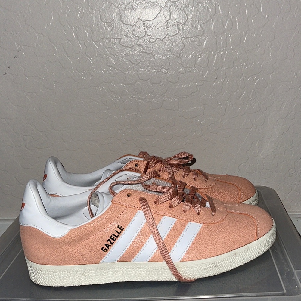 Adidas Gazelle Gently used . Size 8. Organs color
